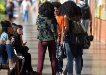 Governo federal abre 670 vagas gratuitas em cursos de comércio exterior para mulheres e pessoas negras por meio do Programa Raízes Comex.