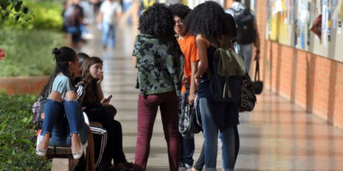 Governo federal abre 670 vagas gratuitas em cursos de comércio exterior para mulheres e pessoas negras por meio do Programa Raízes Comex.