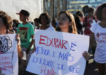CCJ da Câmara voltou a adiar votação da PEC que prevê redução da maioridade penal para 16 anos no Brasil após pedido de vista de parlamentares.
