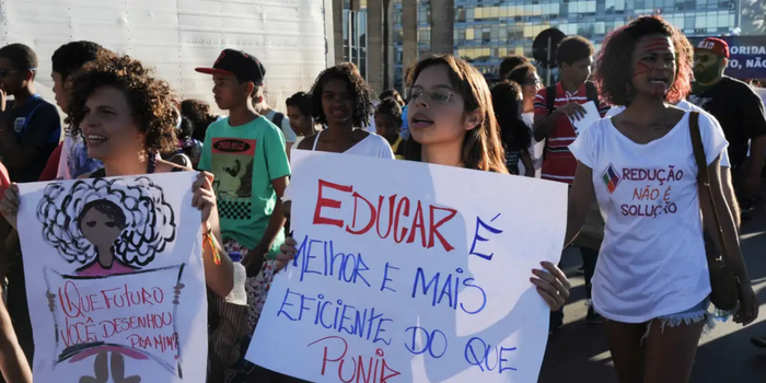 CCJ da Câmara voltou a adiar votação da PEC que prevê redução da maioridade penal para 16 anos no Brasil após pedido de vista de parlamentares.