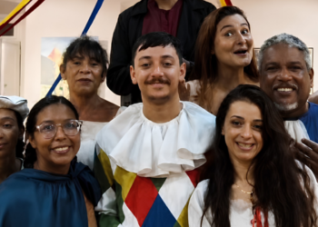 Teatro Municipal Joel Barcellos apresenta neste sábado (30) a peça “Arlequim, Servidor de Dois Amos”, releitura moderna do clássico de Goldoni com elementos de circo e música.