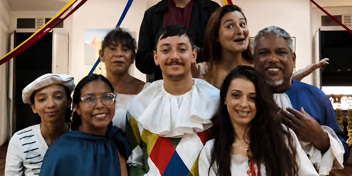 Teatro Municipal Joel Barcellos apresenta neste sábado (30) a peça “Arlequim, Servidor de Dois Amos”, releitura moderna do clássico de Goldoni com elementos de circo e música.