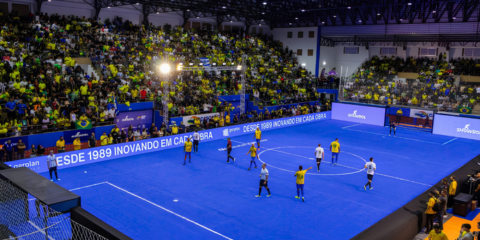 Partida emocionante entre Brasil e Argentina marcou a reabertura do Ginásio Alfredo Barreto diante de arquibancadas lotadas.