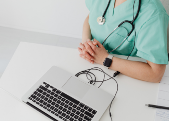 IA supera médicos em estudo de Harvard.