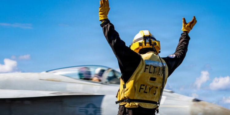 Relatório aponta vulnerabilidades das forças armadas dos EUA em cenário de guerra moderna.