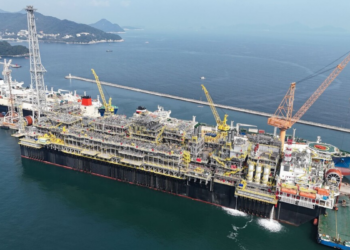 Petrobras inicia operação da plataforma P-79 no pré-sal antes do prazo, ampliando produção no campo de Búzios e oferta de gás natural.