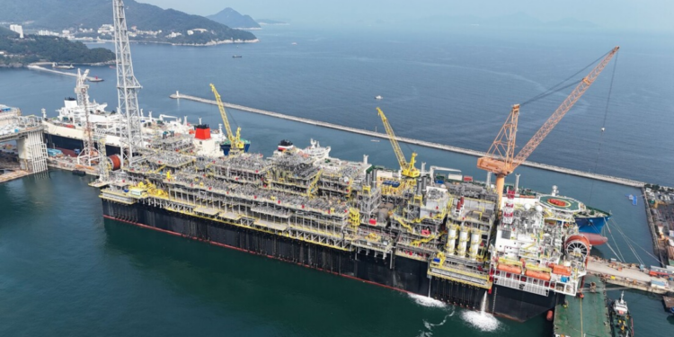 Petrobras inicia operação da plataforma P-79 no pré-sal antes do prazo, ampliando produção no campo de Búzios e oferta de gás natural.