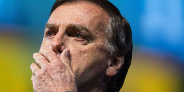 Jair Bolsonaro está estável após cirurgia autorizada pela Justiça.