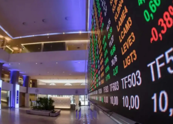 Ibovespa cai 2,38% pressionado por petróleo, tensão entre EUA e Irã e resultados corporativos. Dólar fecha estável após oscilações no mercado.