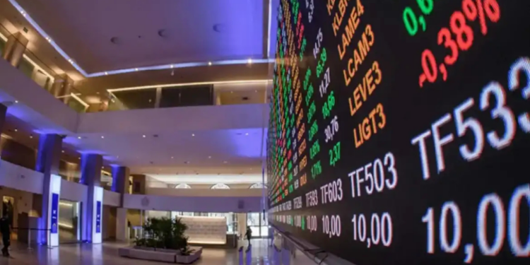Ibovespa cai 2,38% pressionado por petróleo, tensão entre EUA e Irã e resultados corporativos. Dólar fecha estável após oscilações no mercado.