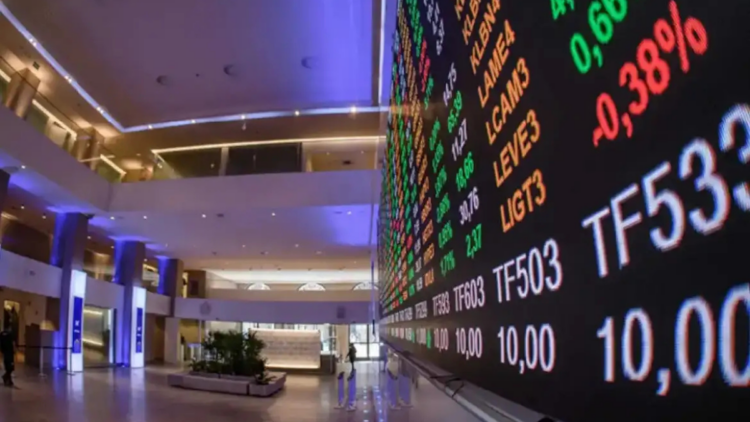 Ibovespa cai 2,38% pressionado por petróleo, tensão entre EUA e Irã e resultados corporativos. Dólar fecha estável após oscilações no mercado.