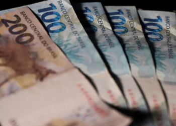 Pesquisa do IBGE mostra que a renda das famílias brasileiras atingiu recorde em 2025. Rendimento médio por pessoa chegou a R$ 2.264, com alta real de 6,9%.