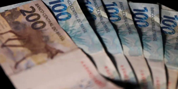 Pesquisa do IBGE mostra que a renda das famílias brasileiras atingiu recorde em 2025. Rendimento médio por pessoa chegou a R$ 2.264, com alta real de 6,9%.