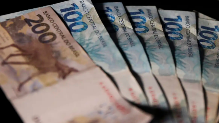 Pesquisa do IBGE mostra que a renda das famílias brasileiras atingiu recorde em 2025. Rendimento médio por pessoa chegou a R$ 2.264, com alta real de 6,9%.