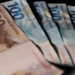 Pesquisa do IBGE mostra que a renda das famílias brasileiras atingiu recorde em 2025. Rendimento médio por pessoa chegou a R$ 2.264, com alta real de 6,9%.