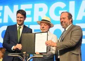 Lula afirma avanço nas negociações com os EUA para rever tarifas sobre produtos brasileiros e anuncia ampliação do Luz para Todos e investimentos no setor elétrico.