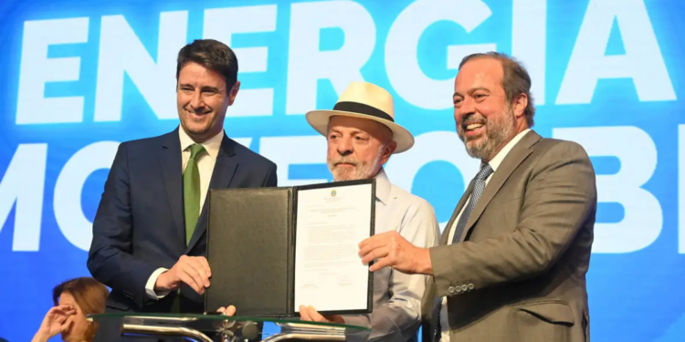 Lula afirma avanço nas negociações com os EUA para rever tarifas sobre produtos brasileiros e anuncia ampliação do Luz para Todos e investimentos no setor elétrico.