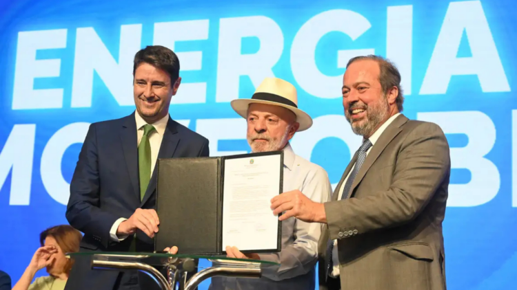 Lula afirma avanço nas negociações com os EUA para rever tarifas sobre produtos brasileiros e anuncia ampliação do Luz para Todos e investimentos no setor elétrico.