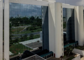TCU autoriza retomada de empréstimos consignados do INSS após recurso do governo, mas mantém suspensos cartões consignados por riscos de irregularidades e fraudes.