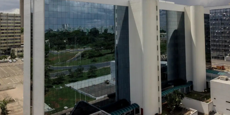 TCU autoriza retomada de empréstimos consignados do INSS após recurso do governo, mas mantém suspensos cartões consignados por riscos de irregularidades e fraudes.