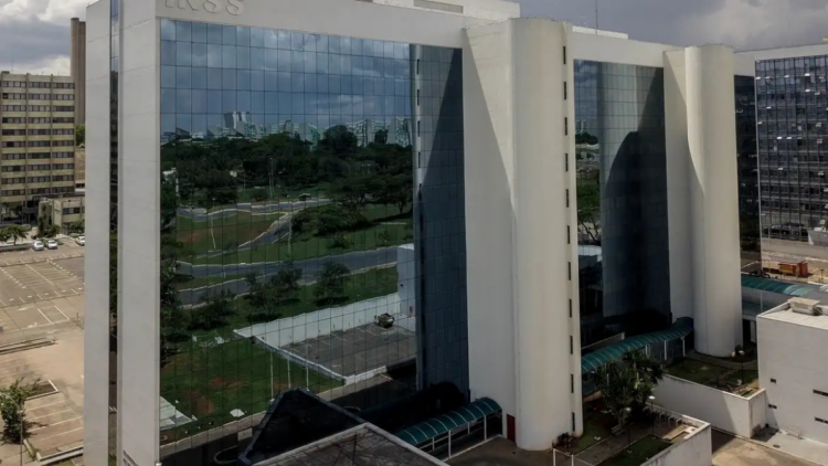 TCU autoriza retomada de empréstimos consignados do INSS após recurso do governo, mas mantém suspensos cartões consignados por riscos de irregularidades e fraudes.