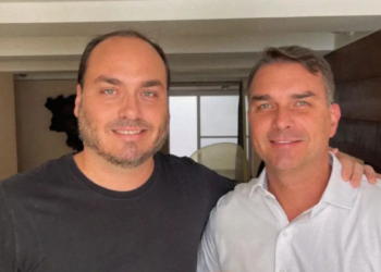 Carlos Bolsonaro afirmou em evento do PL que Flávio Bolsonaro reconhece erros cometidos no governo do ex-presidente Jair Bolsonaro e pretende agir de forma diferente.
