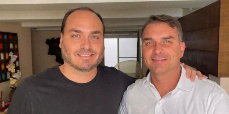 Carlos Bolsonaro afirmou em evento do PL que Flávio Bolsonaro reconhece erros cometidos no governo do ex-presidente Jair Bolsonaro e pretende agir de forma diferente.