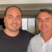 Carlos Bolsonaro afirmou em evento do PL que Flávio Bolsonaro reconhece erros cometidos no governo do ex-presidente Jair Bolsonaro e pretende agir de forma diferente.