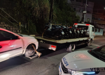 Operação em Angra dos Reis fiscaliza trânsito, apreende veículos irregulares e prende motorista por embriaguez ao volante.
