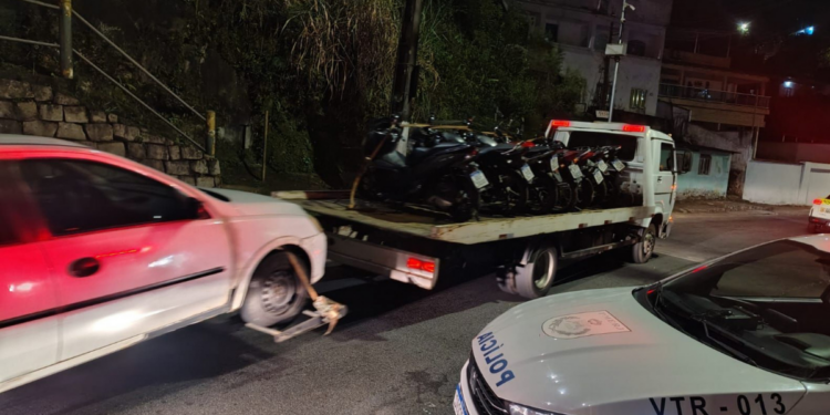 Operação em Angra dos Reis fiscaliza trânsito, apreende veículos irregulares e prende motorista por embriaguez ao volante.
