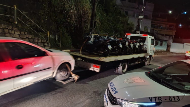 Operação em Angra dos Reis fiscaliza trânsito, apreende veículos irregulares e prende motorista por embriaguez ao volante.