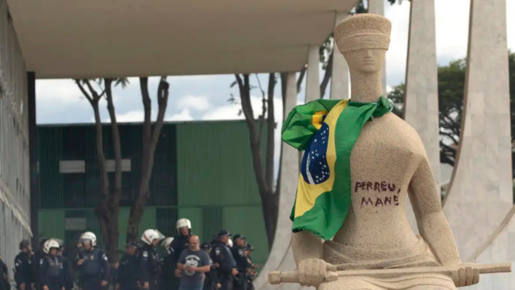 Defesa de Débora Rodrigues recorre ao STF para garantir aplicação da Lei da Dosimetria e tentar reduzir pena ligada aos atos de 8 de janeiro.