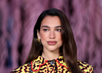 Dua Lipa entrou com processo contra a Samsung nos EUA por uso indevido de sua imagem em embalagens de televisores e pede indenização milionária.