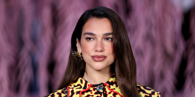 Dua Lipa entrou com processo contra a Samsung nos EUA por uso indevido de sua imagem em embalagens de televisores e pede indenização milionária.
