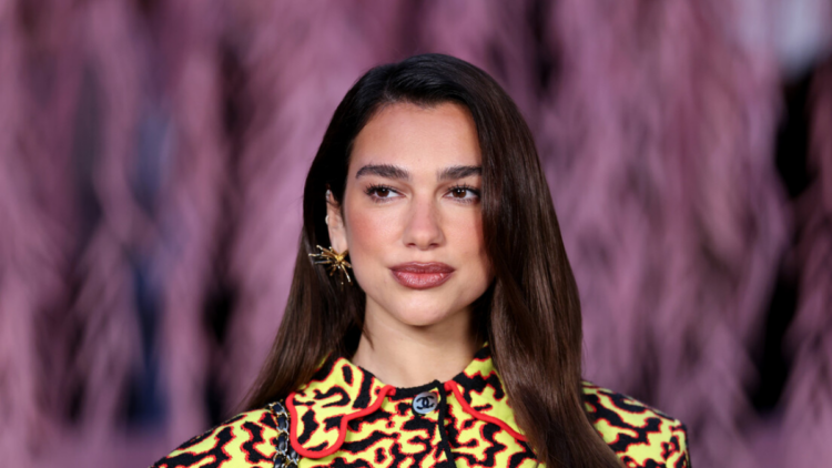 Dua Lipa entrou com processo contra a Samsung nos EUA por uso indevido de sua imagem em embalagens de televisores e pede indenização milionária.