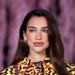 Dua Lipa entrou com processo contra a Samsung nos EUA por uso indevido de sua imagem em embalagens de televisores e pede indenização milionária.