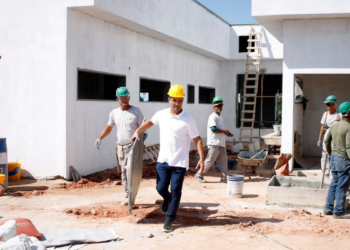 A obra da nova Estratégia Saúde da Família no bairro Capelinha, em Carapebus, avança com serviços de infraestrutura e deve ampliar o atendimento da saúde pública na região.