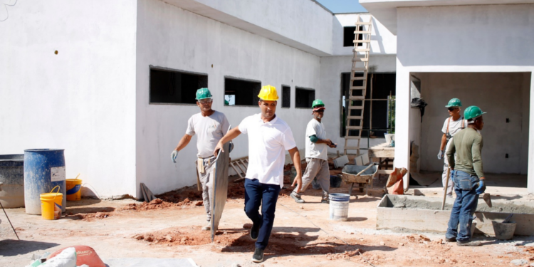 A obra da nova Estratégia Saúde da Família no bairro Capelinha, em Carapebus, avança com serviços de infraestrutura e deve ampliar o atendimento da saúde pública na região.