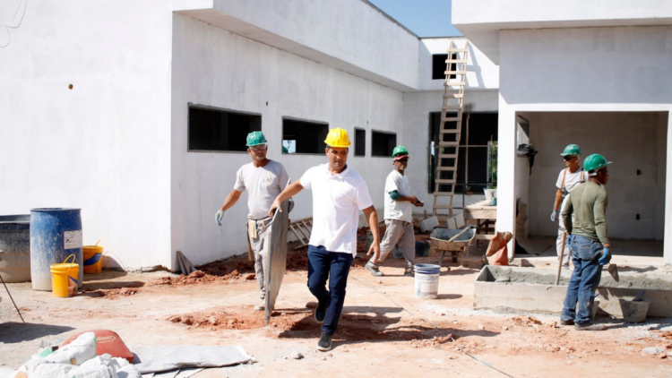 A obra da nova Estratégia Saúde da Família no bairro Capelinha, em Carapebus, avança com serviços de infraestrutura e deve ampliar o atendimento da saúde pública na região.