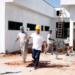 A obra da nova Estratégia Saúde da Família no bairro Capelinha, em Carapebus, avança com serviços de infraestrutura e deve ampliar o atendimento da saúde pública na região.