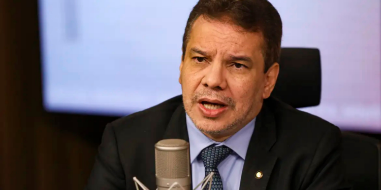 Governo federal anuncia ampliação das operações integradas contra o crime organizado, com foco em facções, lavagem de dinheiro, presídios estaduais e tráfico de armas.