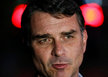 Flávio Bolsonaro cita documentos da CIA e fala sobre urnas eletrônicas durante evento com embaixadores em Brasília.