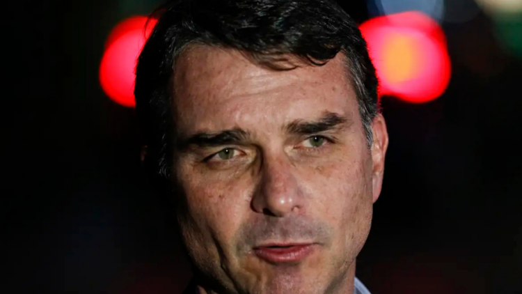 Flávio Bolsonaro cita documentos da CIA e fala sobre urnas eletrônicas durante evento com embaixadores em Brasília.