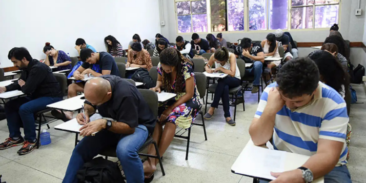 Prazo de inscrições do Encceja 2026 termina nesta sexta (15). Exame do Inep oferece certificação gratuita do ensino fundamental e médio para jovens e adultos.