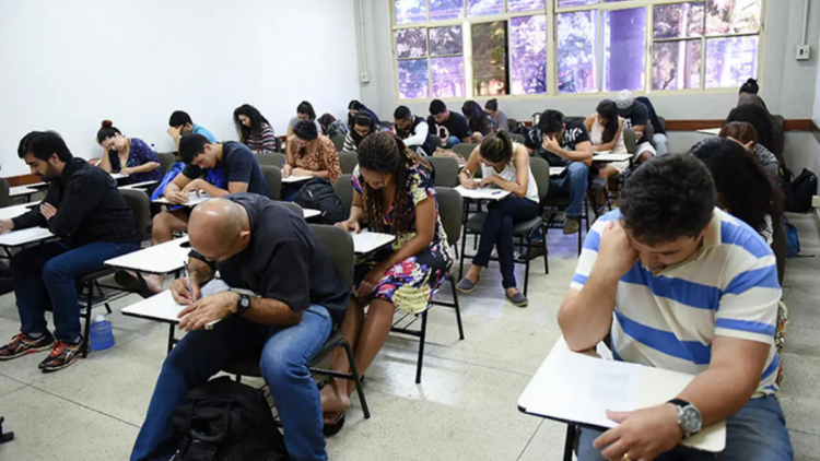 Prazo de inscrições do Encceja 2026 termina nesta sexta (15). Exame do Inep oferece certificação gratuita do ensino fundamental e médio para jovens e adultos.