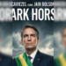 Relatos indicam tentativa de financiamento de filme sobre Jair Bolsonaro, envolvendo Flávio Bolsonaro e cifras milionárias para produção internacional intitulada “Dark Horse”.