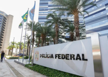 Polícia Federal aponta atuação de grupos ligados a Daniel e Henrique Vorcaro em esquema investigado por intimidação, crimes cibernéticos e acesso ilegal a informações sigilosas.