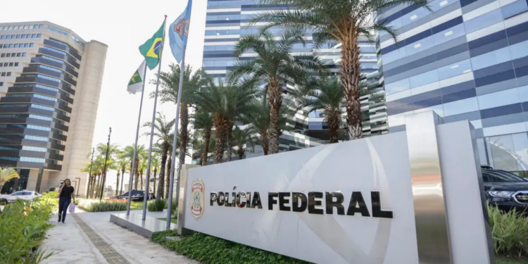 Polícia Federal aponta atuação de grupos ligados a Daniel e Henrique Vorcaro em esquema investigado por intimidação, crimes cibernéticos e acesso ilegal a informações sigilosas.