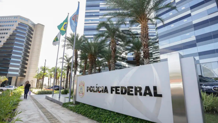 Polícia Federal aponta atuação de grupos ligados a Daniel e Henrique Vorcaro em esquema investigado por intimidação, crimes cibernéticos e acesso ilegal a informações sigilosas.