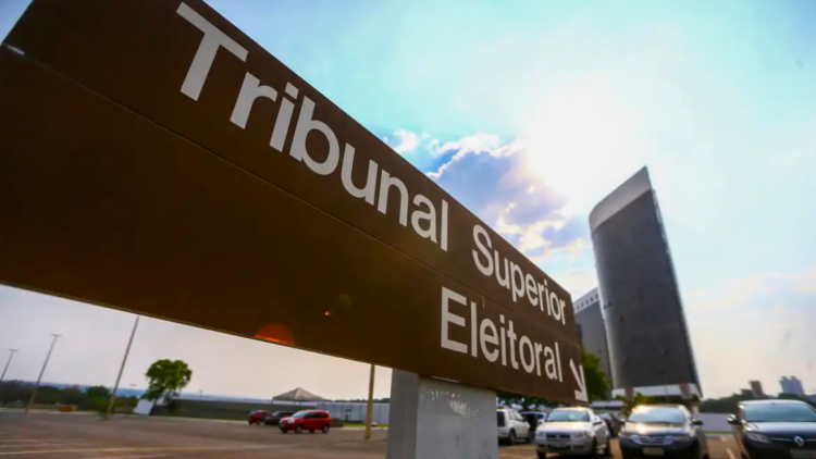 Pré-candidatos às Eleições de 2026 já podem arrecadar recursos por financiamento coletivo online. TSE mantém regras de transparência, proíbe doações de empresas e exige cadastro de plataformas.